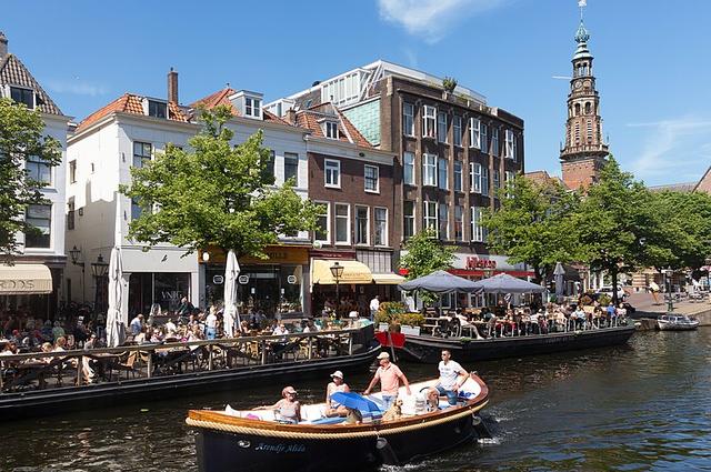 Michielverbeek / Wikimedia Commons / CC-BY-SA 4.0 Прогулка на лодке в Лейдене