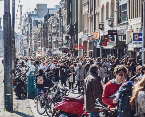 Люди на улицах Амстердама