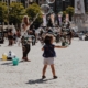 Ребенок на площади Дам
