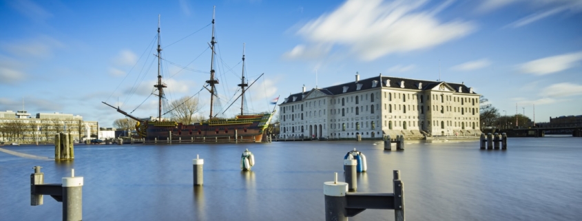 Реплика парусника у музея судоходства в Амстердаме.jpg