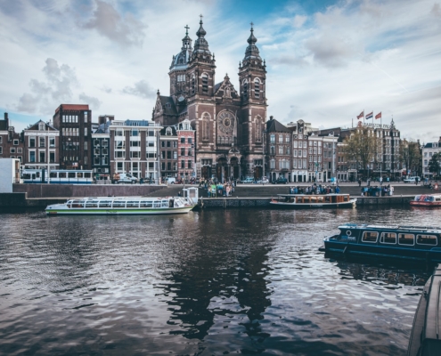 Вид на центр Амстердама с канала