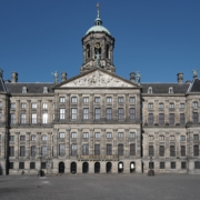 Вид на королевский дворец с площади Дам Вид на королевский дворец с площади Дам