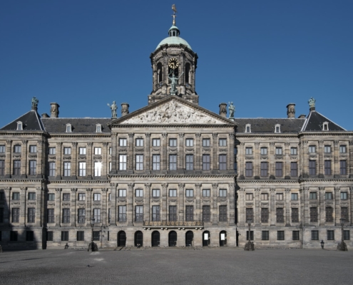 Вид на королевский дворец с площади Дам